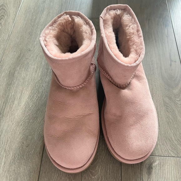 UGG Shoes - Women’s mini Uggs